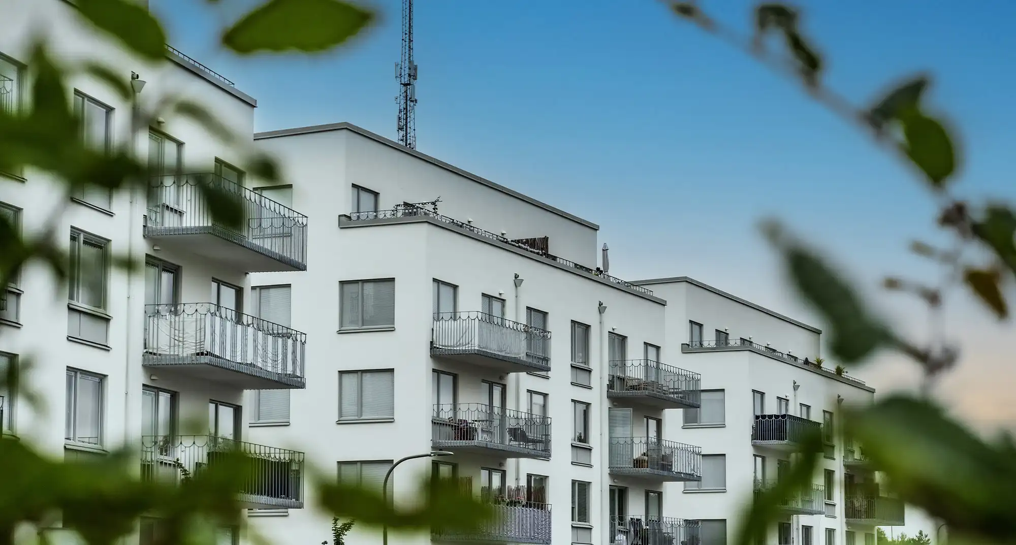 Frentab maskin engagerade medarbetare med en dewalt kap- och gersåg för uthyrning i stockholmsområdet