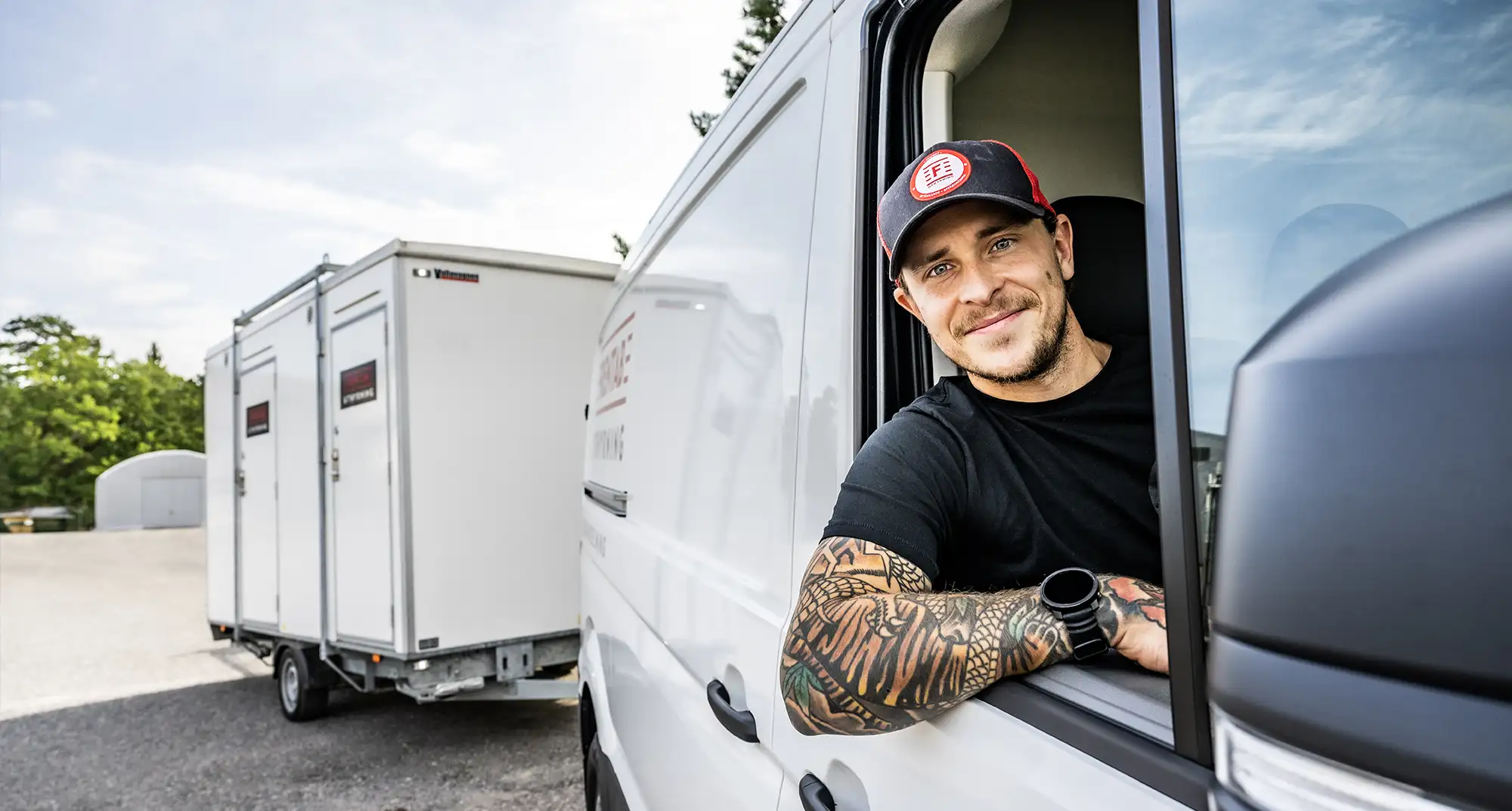 Frentab maskin engagerade medarbetare med en dewalt kap- och gersåg för uthyrning i stockholmsområdet