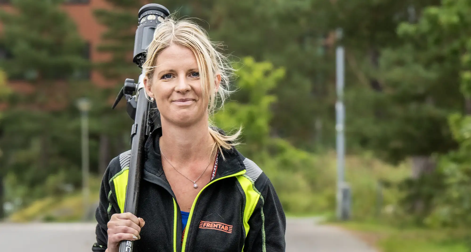 Frentab maskin engagerade medarbetare med en dewalt kap- och gersåg för uthyrning i stockholmsområdet